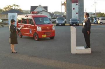 H27.12.22 女性消防団用広報車贈呈式2.JPG