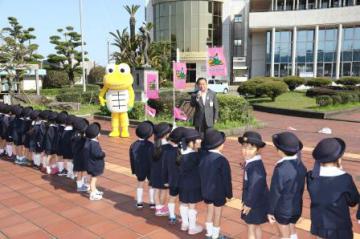 H29.04.13 こいのぼり掲揚式2.JPG