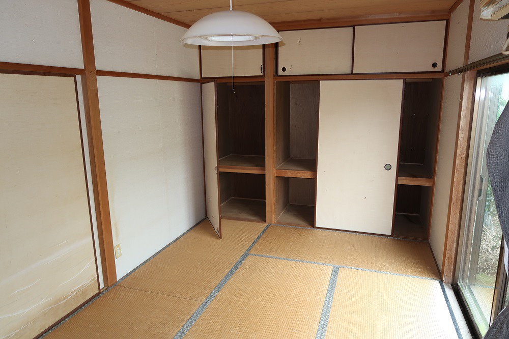 https://www.city.minamisatsuma.lg.jp/living/images/5washitsu2th050516kasasa216.jpg