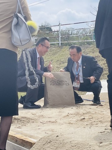 社長砂像掘り.jpg